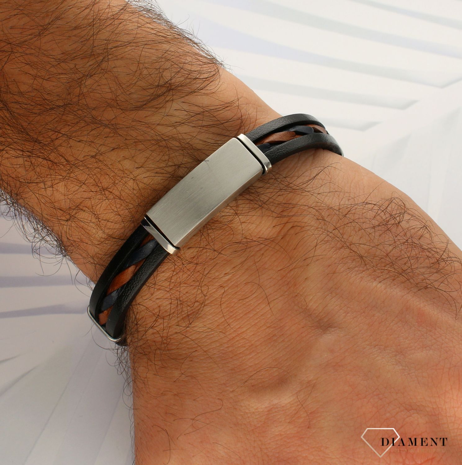 Bransoletka męska z blaszką stalową po środku B SP BA13340 Elegancka bransoletka skórzana w kolorze czarnym przeplatanym paskiem w kolorze brązowym i granatowym z blaszką środku, które idealnie współgra ze sobą.  (3).jpg